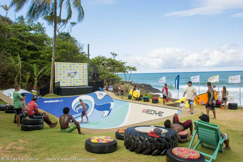 Imagem de um palco de point surf e pista de skate na Praia da Tiririca.